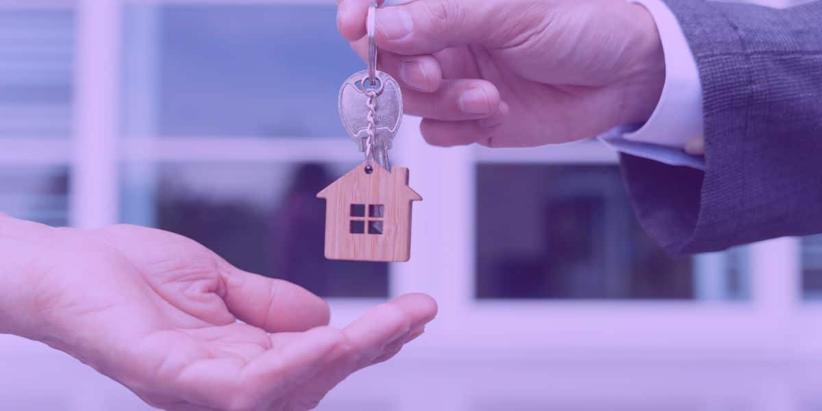 direitos-deveres-locador O Locador passando a chave da casa para o locatário.
