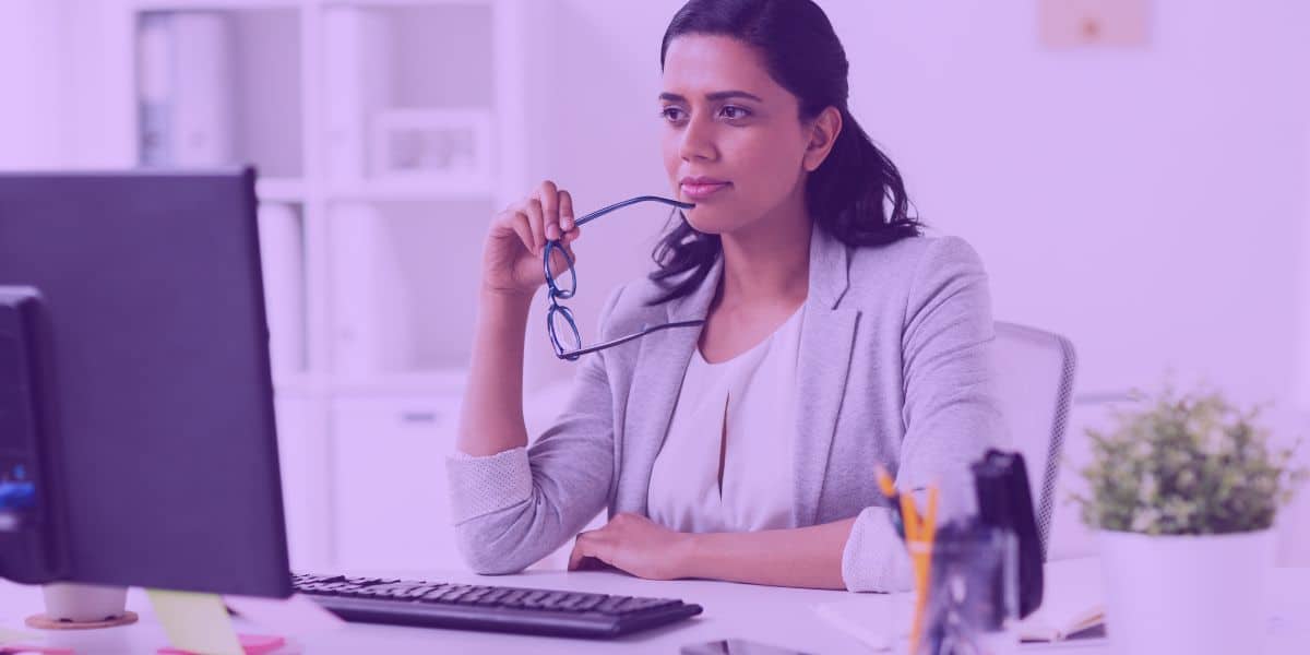 justificar-voto-eleicoes-oab-rj-2024 Uma advogada analisando os requisitos no computador para justificar seu voto nas eleições da OAB RJ 2024.