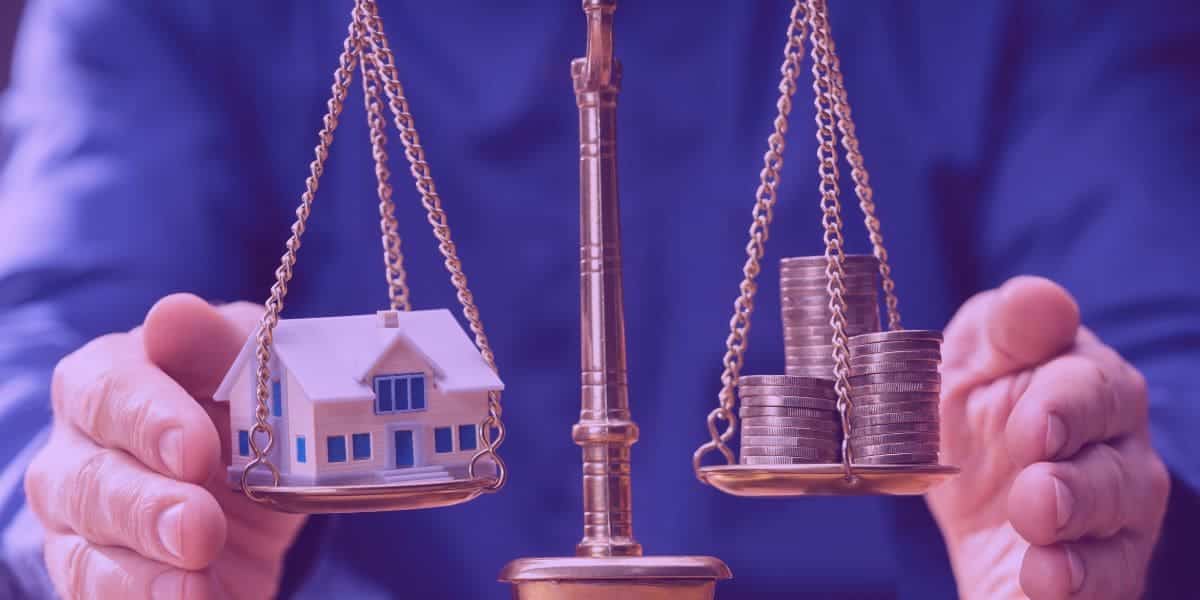 Adjudicação Como funciona e regras gerais Uma balança com uma casa e um montante de dinheiro.