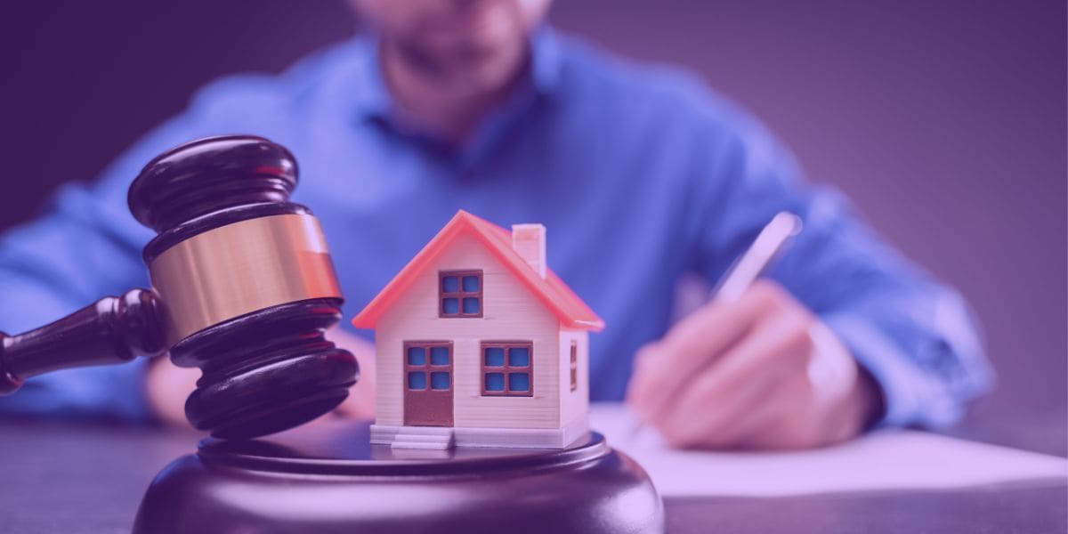 alienacao-fiduciaria Um advogado trabalhando em uma ação de alienação fiduciária.