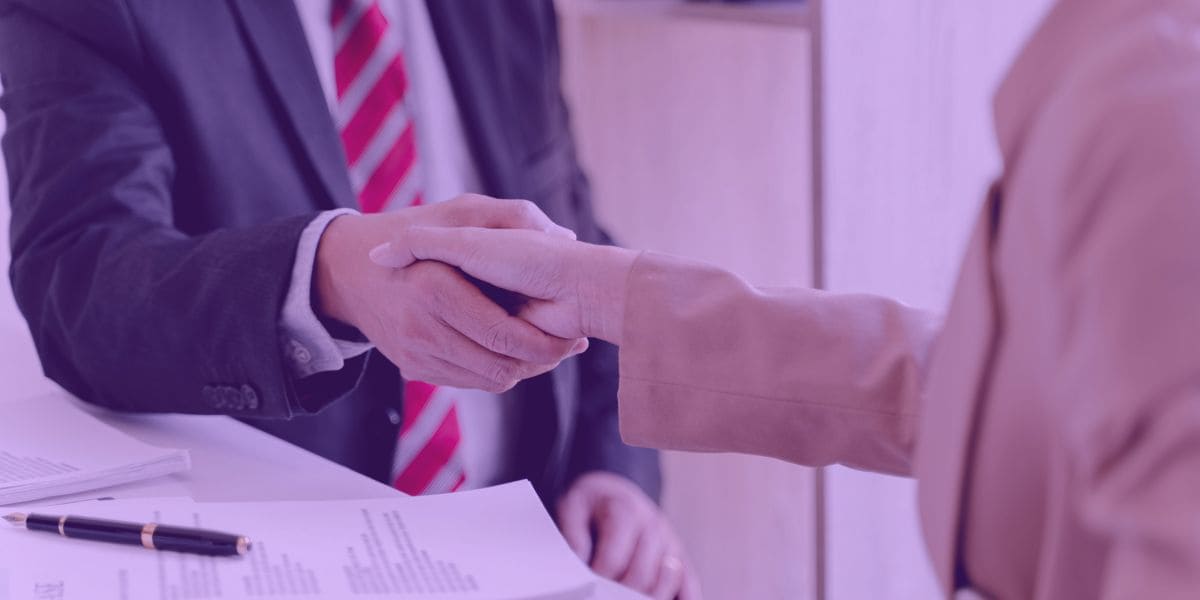 alienação fiduciária Um advogado apertando a mão do seu cliente em acordo para uma ação de alienação fiduciária.