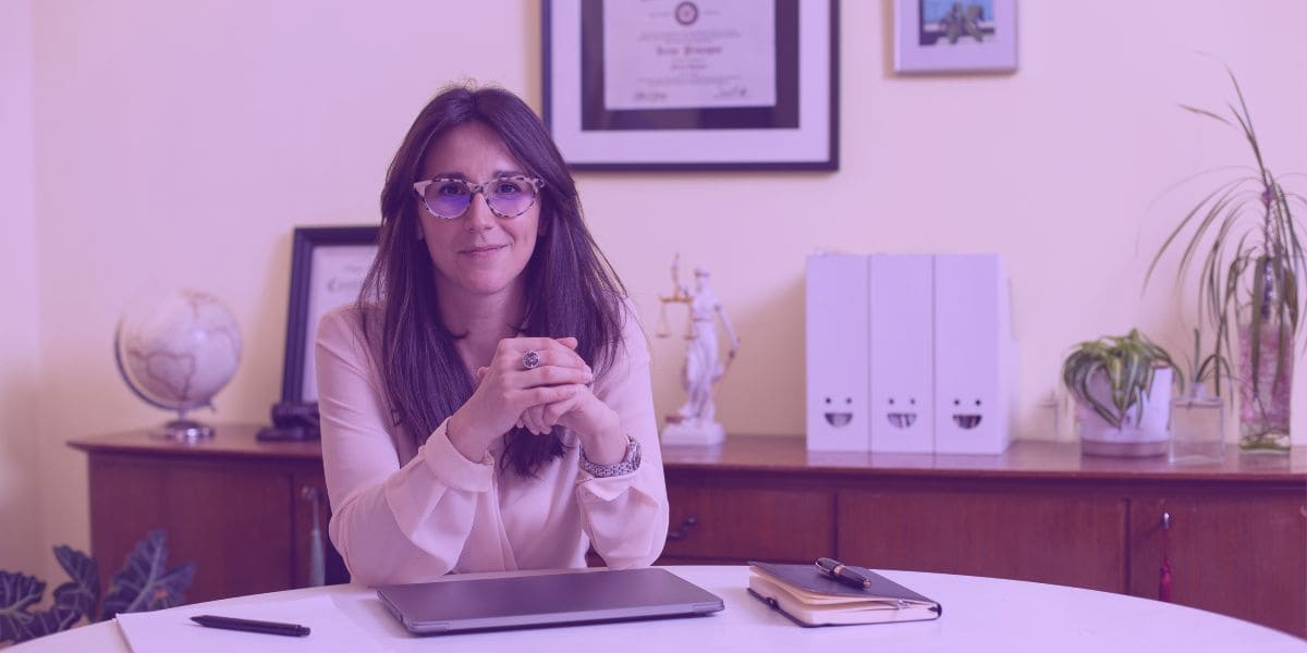 recesso forense Uma advogada no seu escritório finalizando e organizando os processos para o recesso forense