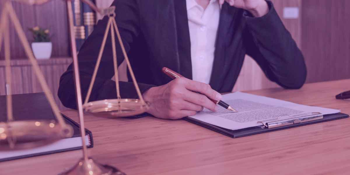 Modelo de Alegações Finais Cível 1 Advogada redigindo alegações finais cível