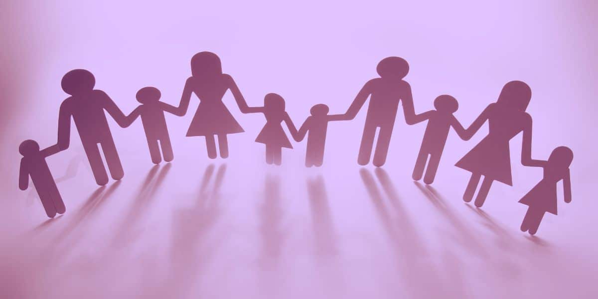 Multiparentalidade A imagem mostra silhuetas de figuras humanas de papel representando multiparentalidade.