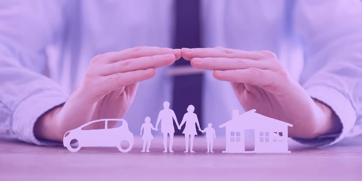 holding familiar A imagem representa o conceito de proteção e organização patrimonial, sendo relacionada a uma holding familiar que centraliza bens como imóveis, veículos e herança para garantir segurança e planejamento sucessório.