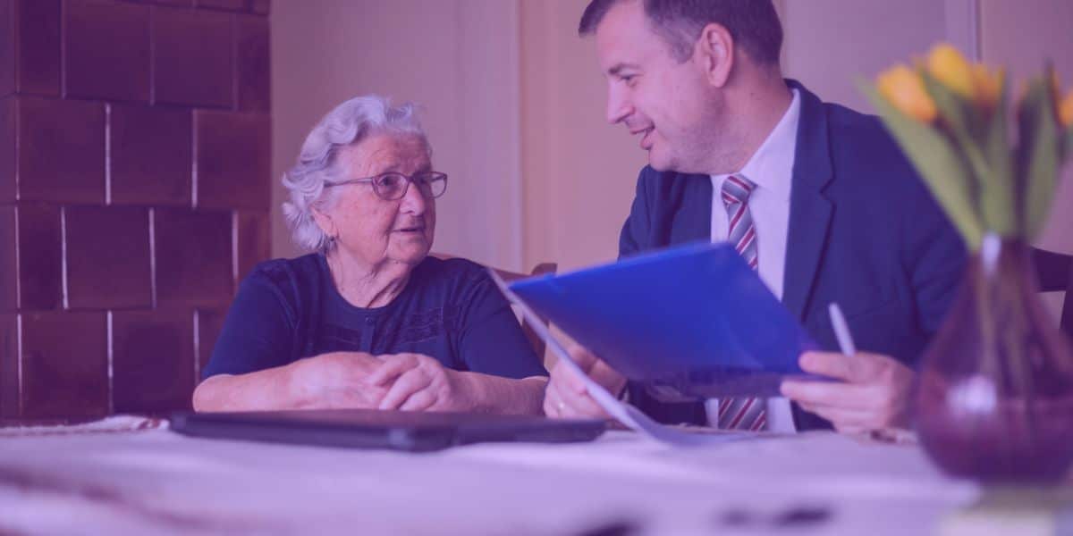 planejamento sucessório Uma senhora idosa conversando com seu advogado sobre planejamento sucessório.