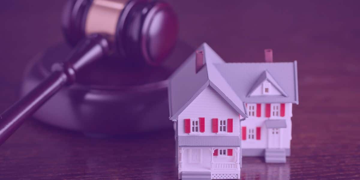 Uma casa e o martelo do Direito: representação de uma ação de usucapião ordinária.