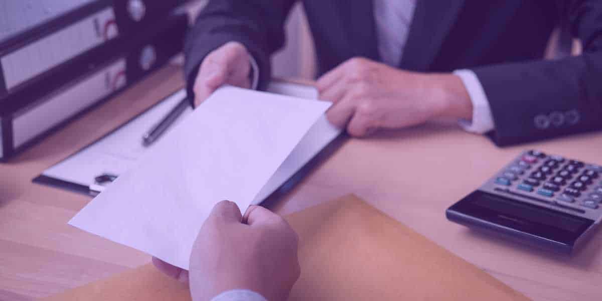 contranotificação Um advogado recebendo uma contranotificação enviada ao seu cliente.