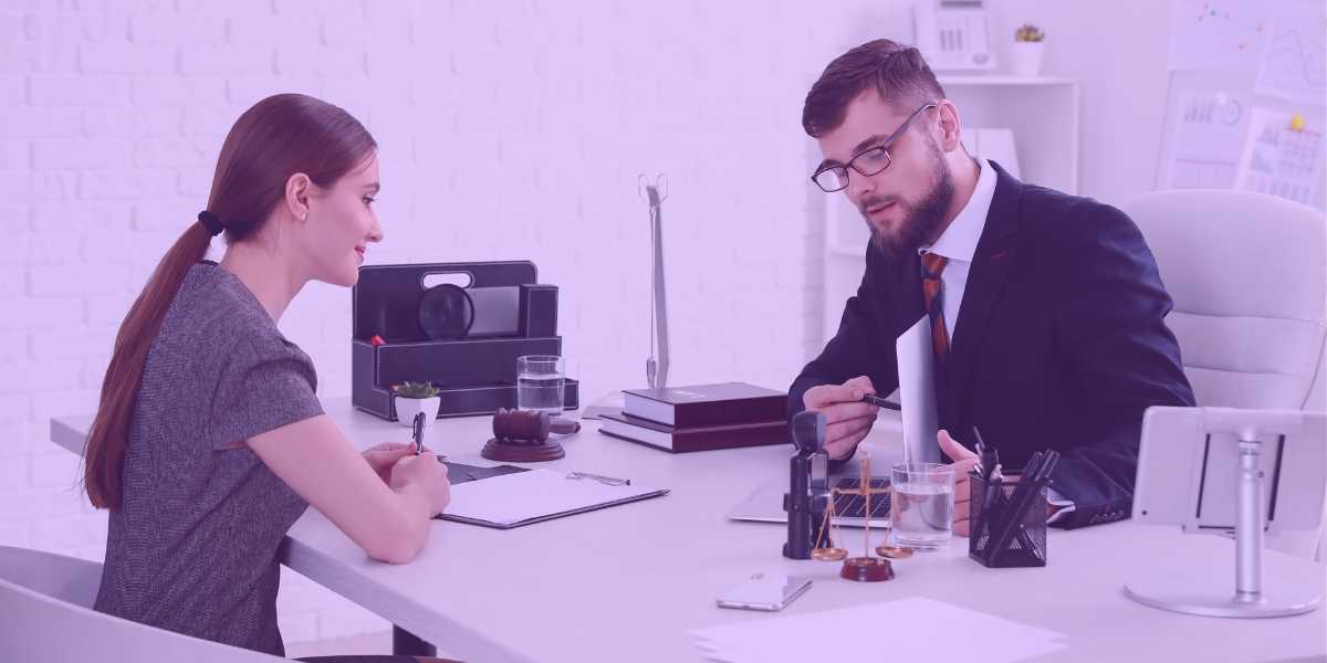 emancipação de menor Um advogado trabalhando em um processo de emancipação de menor.