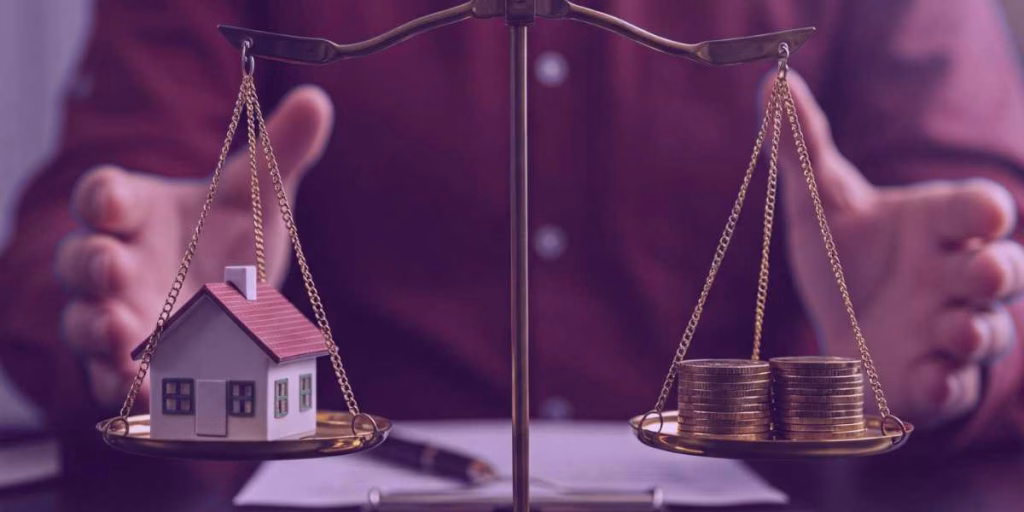 Herança Jacente e Vacante: Uma balança da justiça com uma casa e uma pilha de dinheiro em equilíbrio.