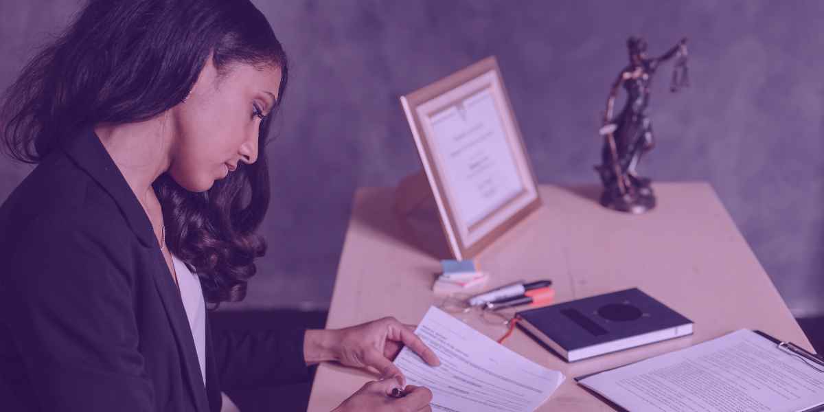 litispendênciaa Advogada trabalhando em um caso de litispendência