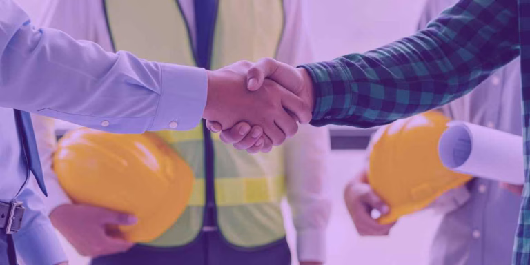 Trabalhadores e empregadores conversando sobre como fazer um acordo coletivo de trabalho.