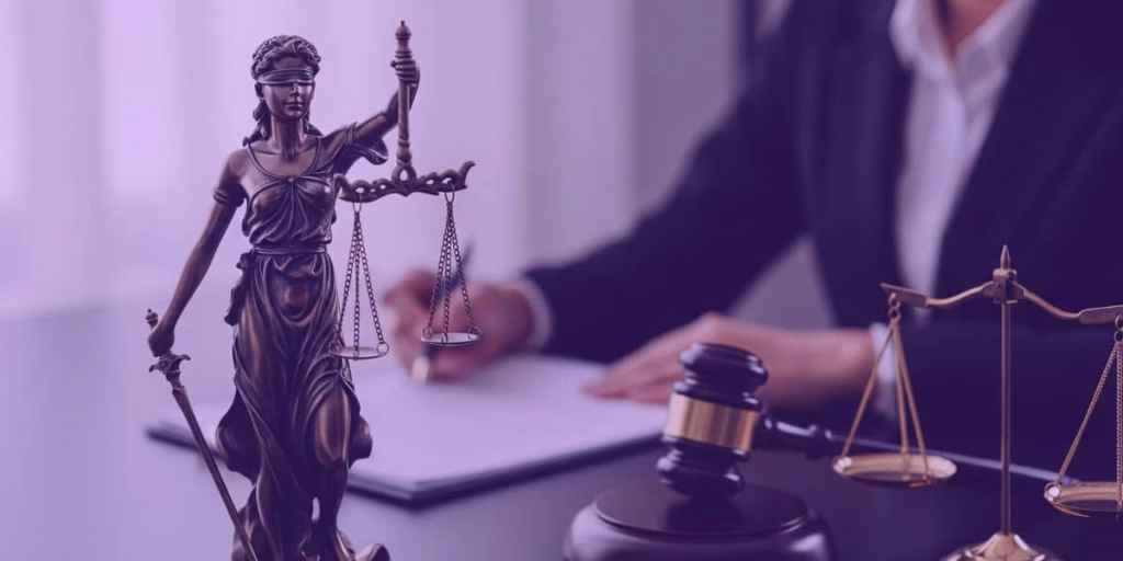 Uma advogada lendo que o STF autorizou a recuperação extrajudicial de bens em caso de inadimplência.