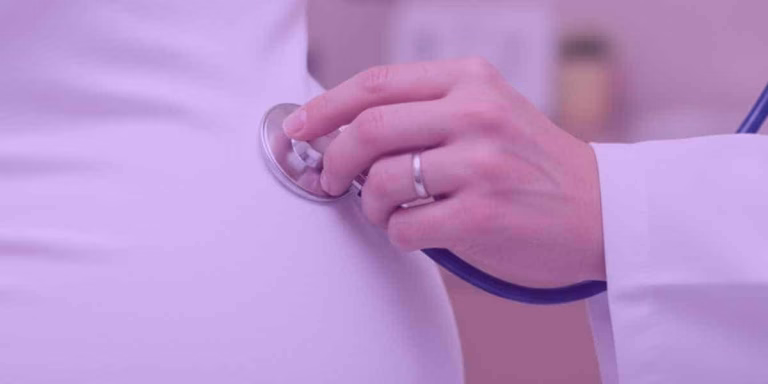 Alimentos Gravídicos: Uma mulher grávida se consultando.