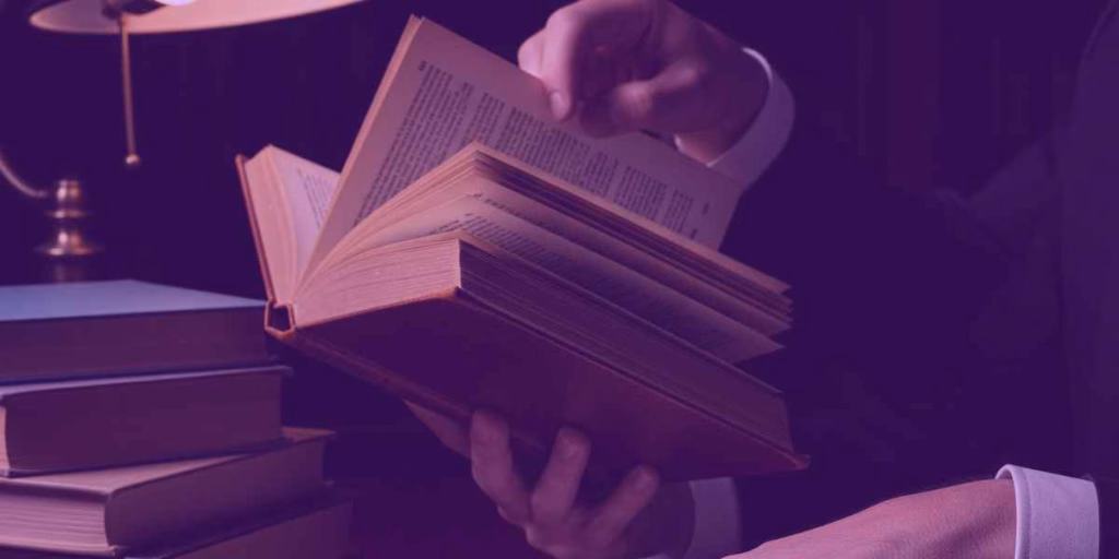 Advogado lendo sobre revelia no cpc