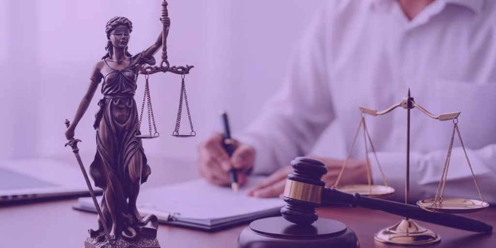 Advogado se atualizando sobre a nova decisão do STJ que definiu o prazo de 5 dias para pagar dívida fiduciária inicia na execução da liminar de busca e apreensão, em ações de alienação fiduciária.