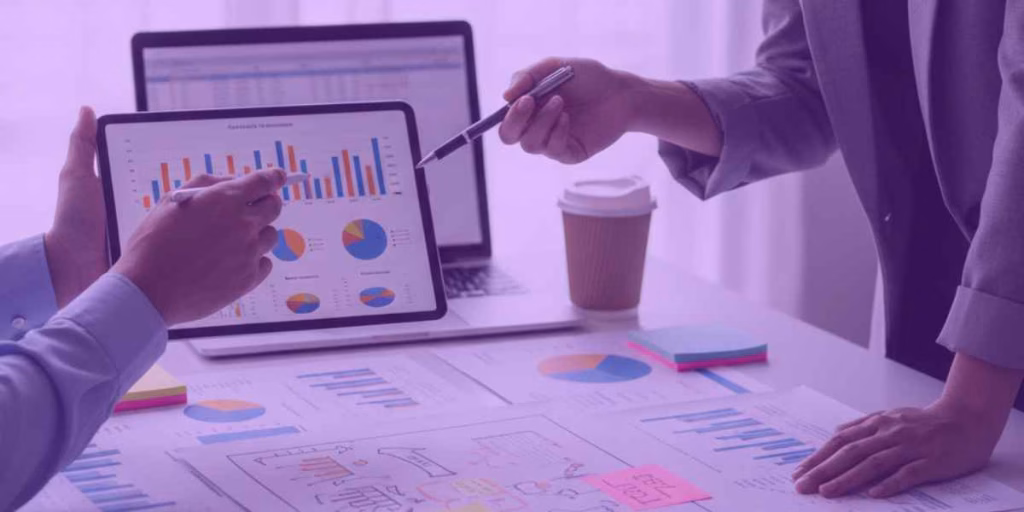 Advogados construindo uma due diligence 