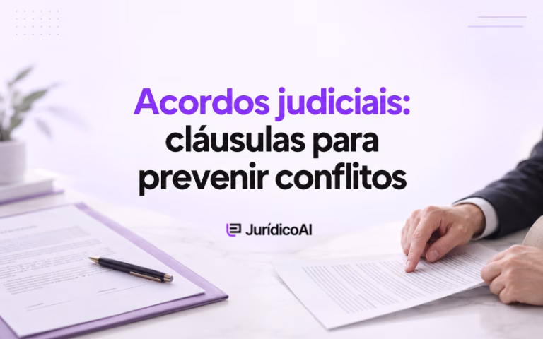 Capa sobre acordos judiciais, com documentos, caneta e mãos apontando uma cláusula durante a revisão.