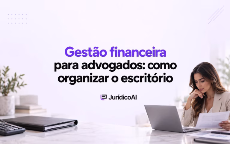 Gestão financeira para advogados: advogada analisa documentos ao lado de um notebook, com calculadora e pasta sobre a mesa.
